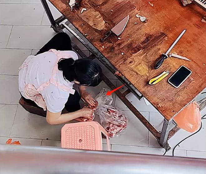 老板偷给猪肉抹料曝光本人回应开元棋牌女子吃肉身体不适竟是(图11)